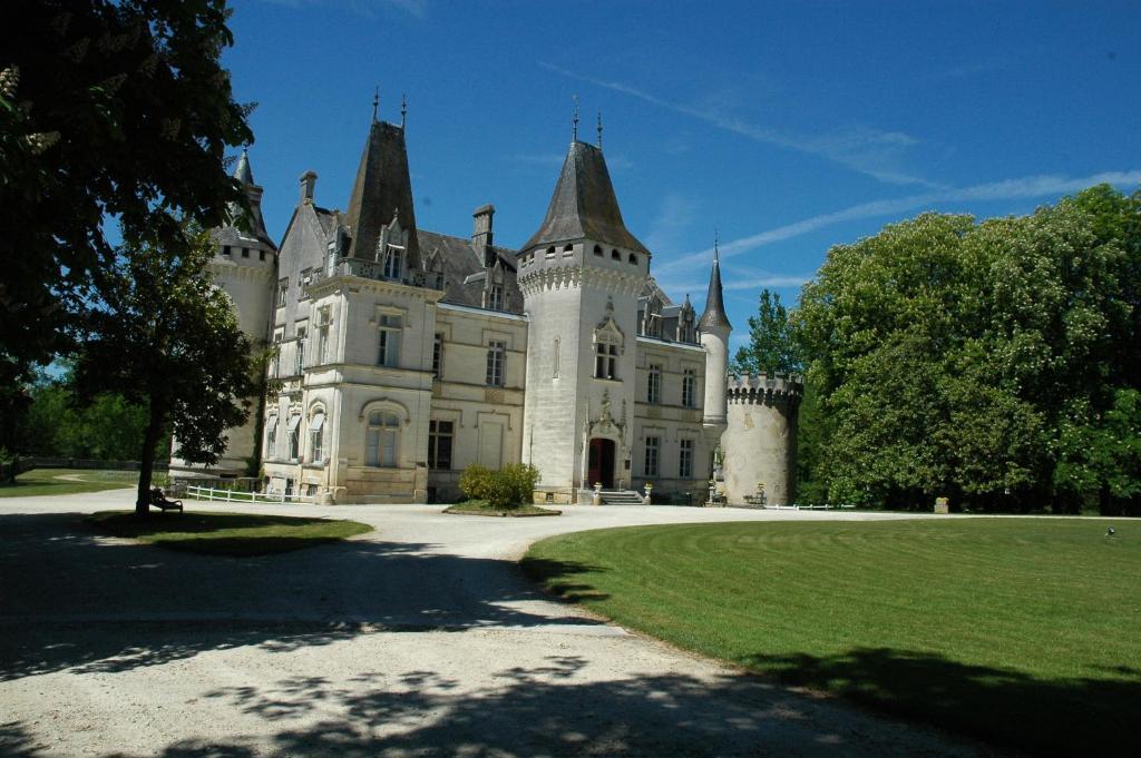 Chateau-Hotel De Nieuil Εξωτερικό φωτογραφία