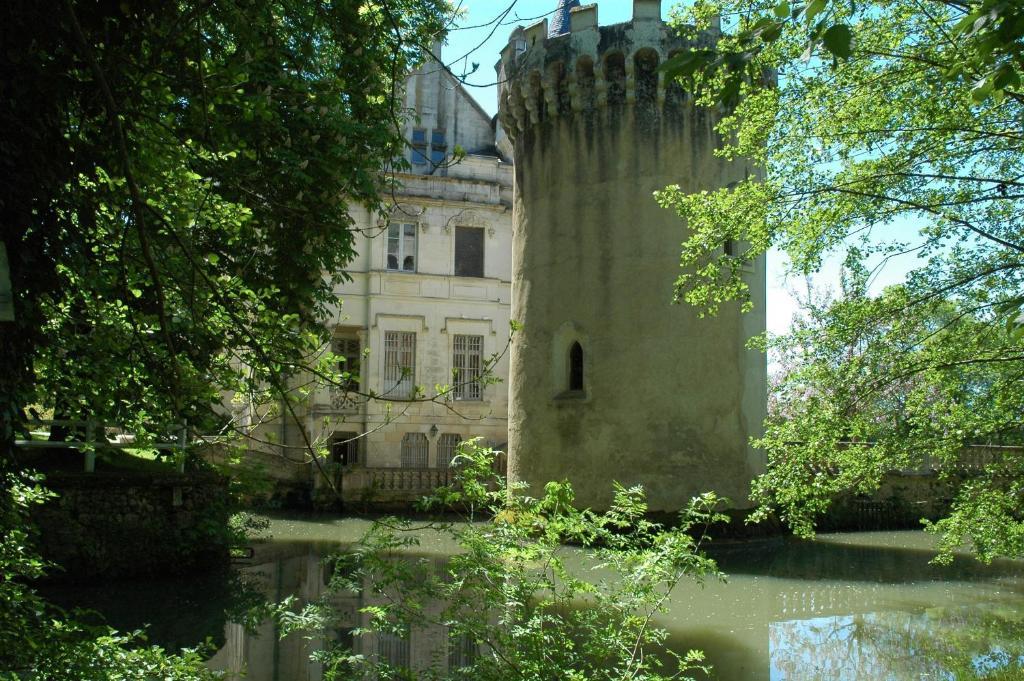 Chateau-Hotel De Nieuil Εξωτερικό φωτογραφία